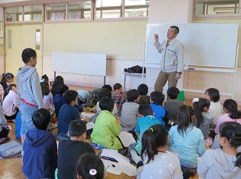 地元小学校で農業の授業を行う