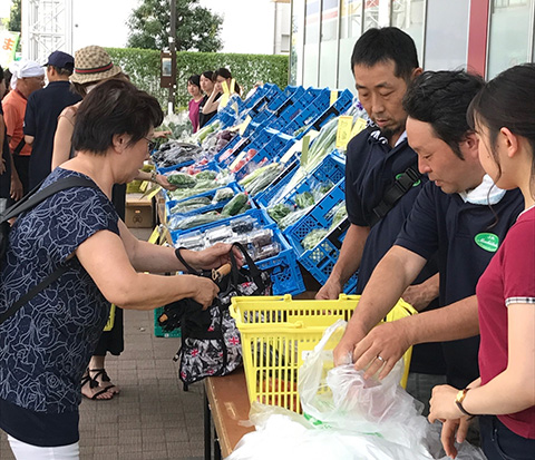 町田市役所入口横で、町田産野菜を販売